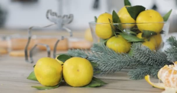 Nahaufnahme von Lebkuchenteig mit Mehl und Ausstecher auf dem Tisch. Lebkuchen-Weihnachtsplätzchen mit allen Zutaten und Utensilien - von oben — Stockvideo