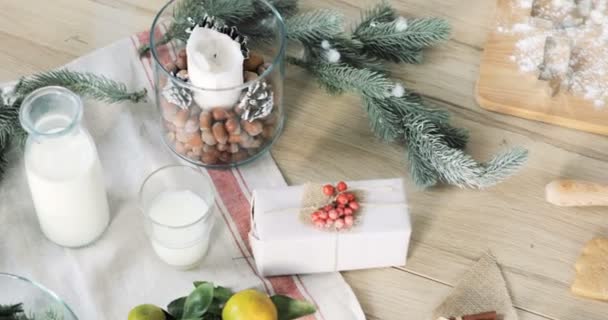 Närbild av Pepparkaksdeg med mjöl och cookie cutter på bordet. att göra Pepparkakor jul med alla ingredienser och redskap - ovanifrån — Stockvideo