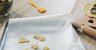 küçük kız eller. Geleneksel ev yapımı Noel tatlısı