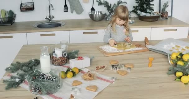 Linda hija pequeña preparar galletas de Navidad — Vídeos de Stock