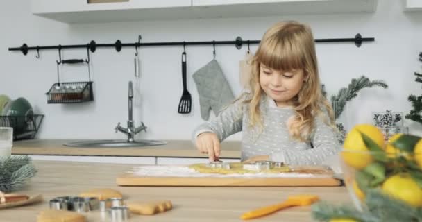 Niña horneando. linda hija pequeña preparar galletas de Navidad — Vídeos de Stock