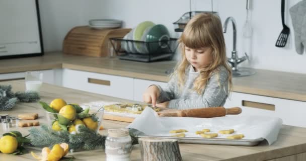 Niña horneando. linda hija pequeña preparar galletas de Navidad — Vídeos de Stock