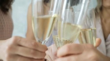 Gözlük tutan ve kızartma, insanlar alkış bir kadeh şampanya ile eller. mutlu Festival an, lüks kutlama kavramı. Tungur bardak şampanya elinde