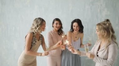 dört güzel kadınlar seksi mutlu grup eğleniyor göz alıcı parti aydınlatma maytap adlı arkadaşıyla kutluyor yeni yıl gülümseyen