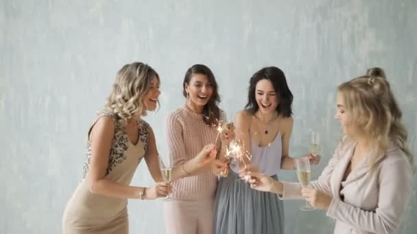 Négy gyönyörű nők szexi boldog baráti: elbűvölő party világítás csillagszórók szórakozás mosolyogva ünneplése Szilveszter — Stock videók