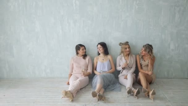 Sexy grupo feliz de amigos na festa glamourosa se divertindo sorrindo celebrando véspera de novos anos. quatro mulheres bonitas na festa de Natal — Vídeo de Stock