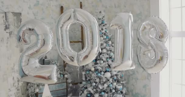 Щасливі срібні різдвяні кульки 2018 року на тлі новорічної ялинки — стокове відео