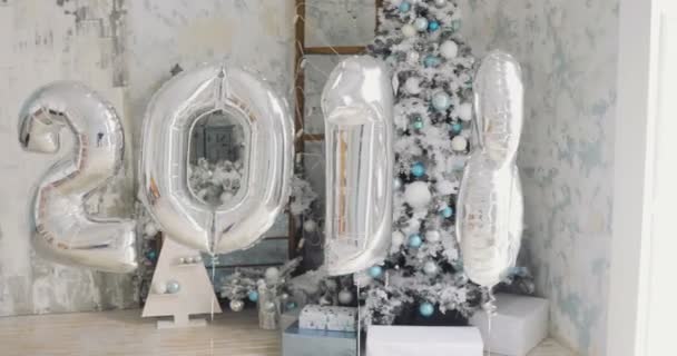 Glückliches Jahr 2018 silberne Neujahrsballons vor dem Hintergrund des Neujahrsbaums — Stockvideo