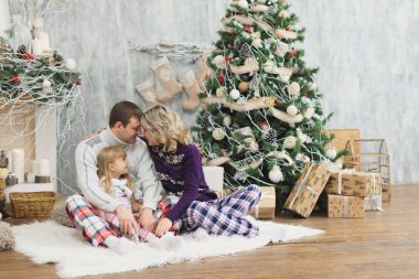 Neşeli Noel ve mutlu tatiller aile hediye alışverişi. Üst ve eğleniyor ve birlikte kapalı Noel ağacının yanında oynayan kızları.