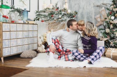 Neşeli Noel ve mutlu tatiller aile hediye alışverişi. Üst ve eğleniyor ve birlikte kapalı Noel ağacının yanında oynayan kızları.