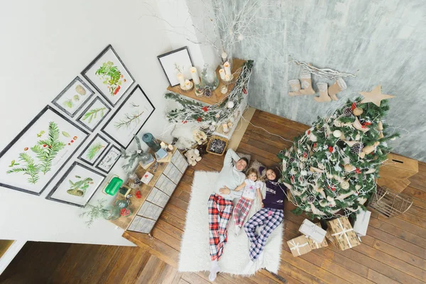 Feliz Navidad y Felices Fiestas familia intercambio de regalos. Padre e hija divirtiéndose y jugando juntos cerca del árbol de Navidad en el interior. vista superior — Foto de Stock