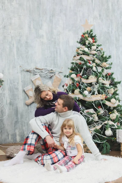 Feliz Navidad y Felices Fiestas familia intercambio de regalos. Padre e hija se divierten y juegan juntos cerca del árbol de Navidad en el interior . — Foto de Stock