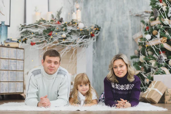 Feliz Navidad y Felices Fiestas familia intercambio de regalos. Padre e hija se divierten y juegan juntos cerca del árbol de Navidad en el interior . — Foto de Stock