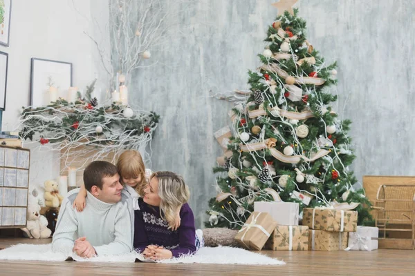 Feliz Navidad y Felices Fiestas familia intercambio de regalos. Padre e hija se divierten y juegan juntos cerca del árbol de Navidad en el interior . — Foto de Stock