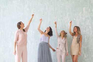 Maytap, mutlu grup arkadaşıyla maytap aydınlatma kadınlarla