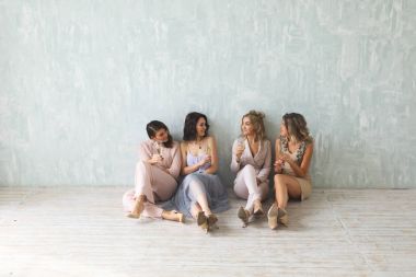 şampanya flüt ile tezahürat ve parti evde yaparken mutlu görünüyordu neşeli gençler