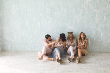 Çılgın parti zamanı eğlenceli, dans, içki alkol kokteyller sahip dört güzel kadınların şık zarif gündelik kıyafeti kutluyor yeni yıl, doğum günü, .