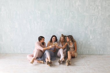 şampanya flüt ile tezahürat ve parti evde yaparken mutlu görünüyordu neşeli gençler