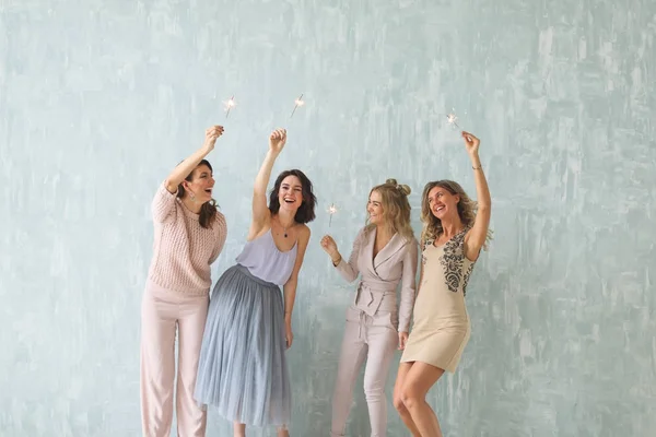 Donne con scintille, Felice gruppo di amici che accendono scintille — Foto Stock