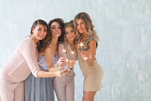 Donne con scintille, Felice gruppo di amici che accendono scintille — Foto Stock