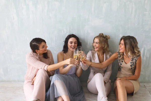 Szalony czas czterech pięknych kobiet stylowe w elegancki strój na co dzień, obchodzi nowy rok, urodziny, mając koktajle zabawa, taniec, picie alkoholu . — Zdjęcie stockowe