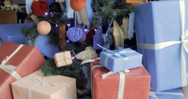 Primer plano del árbol de Navidad decorado con regalos envueltos — Vídeo de stock