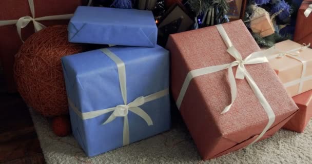 Close up of decorated Christmas tree with wrapped presents — Stock Video