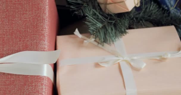 Dolly shot Christmas Tree Ornaments. Снимок украшенной елки с орнаментами — стоковое видео
