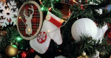 Dolly Noel ağacı süsler vurdu. Bir dolly süsler ile dekore edilmiş bir Noel ağacının çekim