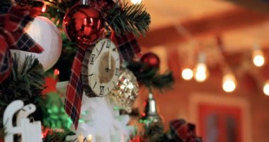 Sarılmış hediyeler ile dekore edilmiş Noel ağacının yakın çekim