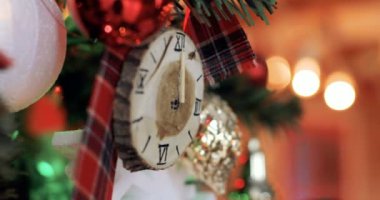 Hediyeler ile dekore edilmiş Noel ağacının yakın çekim