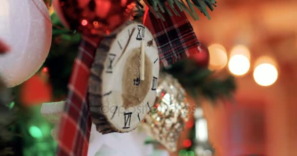 Close up de árvore de Natal decorada com presentes — Vídeo de Stock