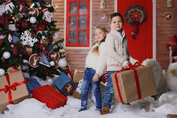 Niño y niña con regalos. feliz niño sosteniendo regalo de Navidad — Foto de Stock