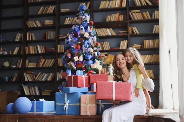 Familia feliz con regalo de Navidad — Foto de Stock