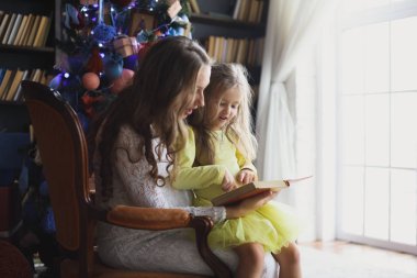 Noel hediyeli mutlu bir aile