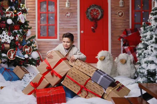 Niño pequeño con regalos. feliz niño sosteniendo regalo de Navidad — Foto de Stock
