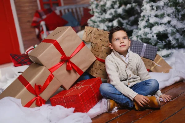 Niño pequeño con regalos. feliz niño sosteniendo regalo de Navidad — Foto de Stock