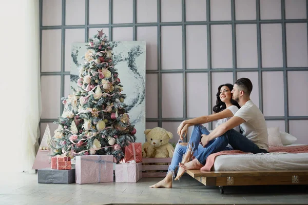 Una pareja amorosa celebra la Navidad juntos. Amantes en una cama . —  Fotos de Stock