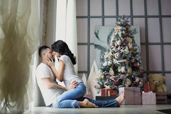 Mutlu Noeller. Romantik Çift öpüşme, kutlama Noel evde. Tatil ve kutlama kavramı.