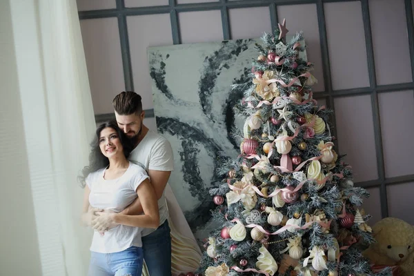 Feliz Navidad. Pareja romántica besándose, celebrando la Navidad en casa. Vacaciones y concepto de celebración . —  Fotos de Stock