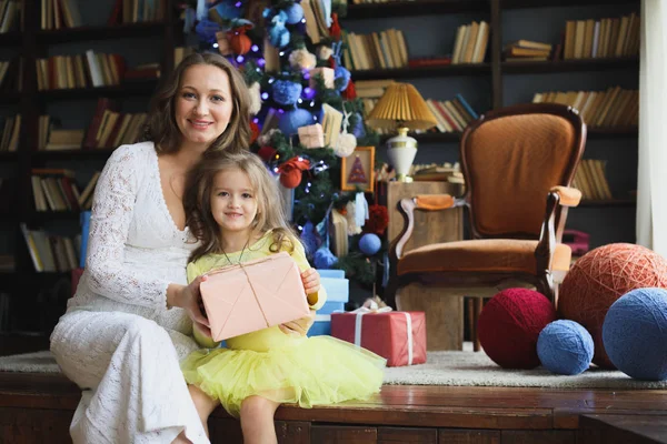 Familia feliz con regalo de Navidad. Feliz Navidad y Felices Fiestas —  Fotos de Stock