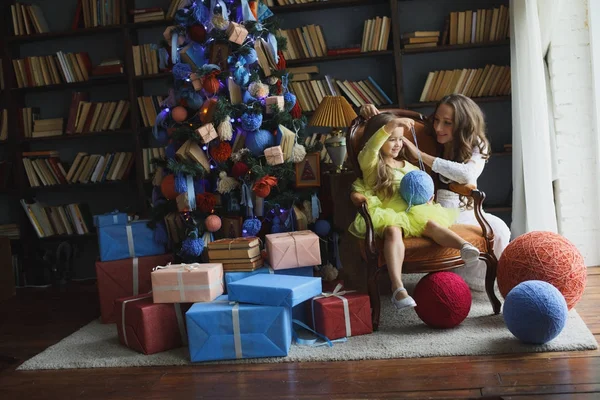 Familia feliz con regalo de Navidad. Feliz Navidad y Felices Fiestas — Foto de Stock