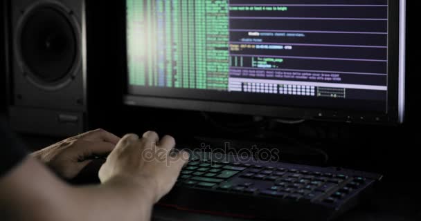 Hackers mãos digitando no computador. trabalhando com computador, hacking e escrita — Vídeo de Stock