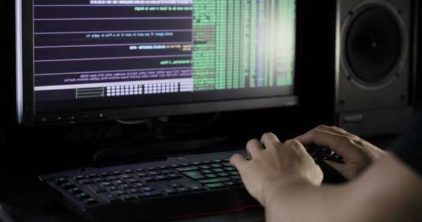 ハッカーの手がコンピューターに入力します。コンピューターの操作やハッキング、書く — ストック動画