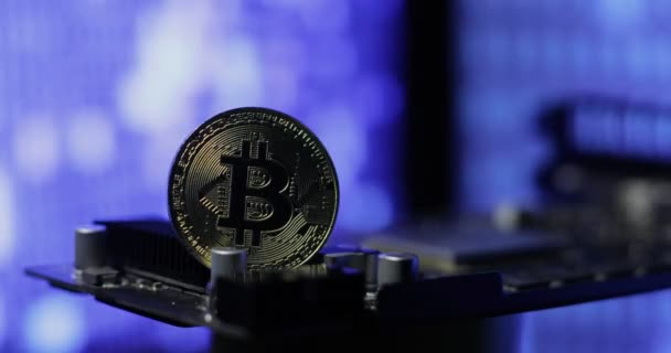 Nieuwe crypto munt, bitcoin en computer vergoeding Financiën. bitcoin tegen monitor met binaire code — Stockvideo