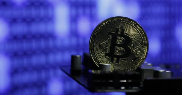 Bitcoin contra monitor com código binário. Nova moeda criptomoeda, bitcoin e financiamento de taxa de computador — Vídeo de Stock