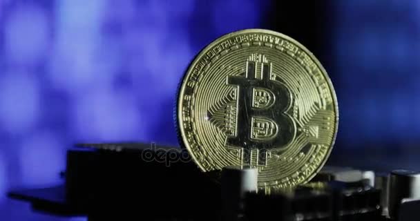 Új kriptográfiai pénznem, bitcoin és számítógép díj finanszírozására. Bitcoin monitor bináris kód ellen — Stock videók