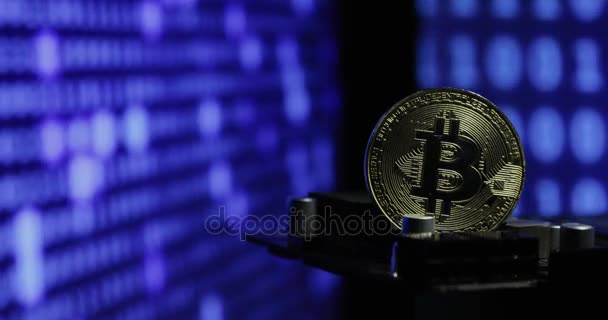 Új kriptográfiai pénznem, bitcoin és számítógép díj finanszírozására. Bitcoin monitor bináris kód ellen — Stock videók