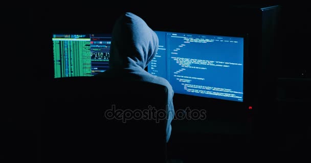 Hacker werkt op computer met cyber security center gevuld met schermen. — Stockvideo