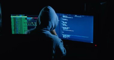 Acker karanlık hacker odasından dizüstü bilgisayar ve bilgisayar kullanarak kod çatlama Hood